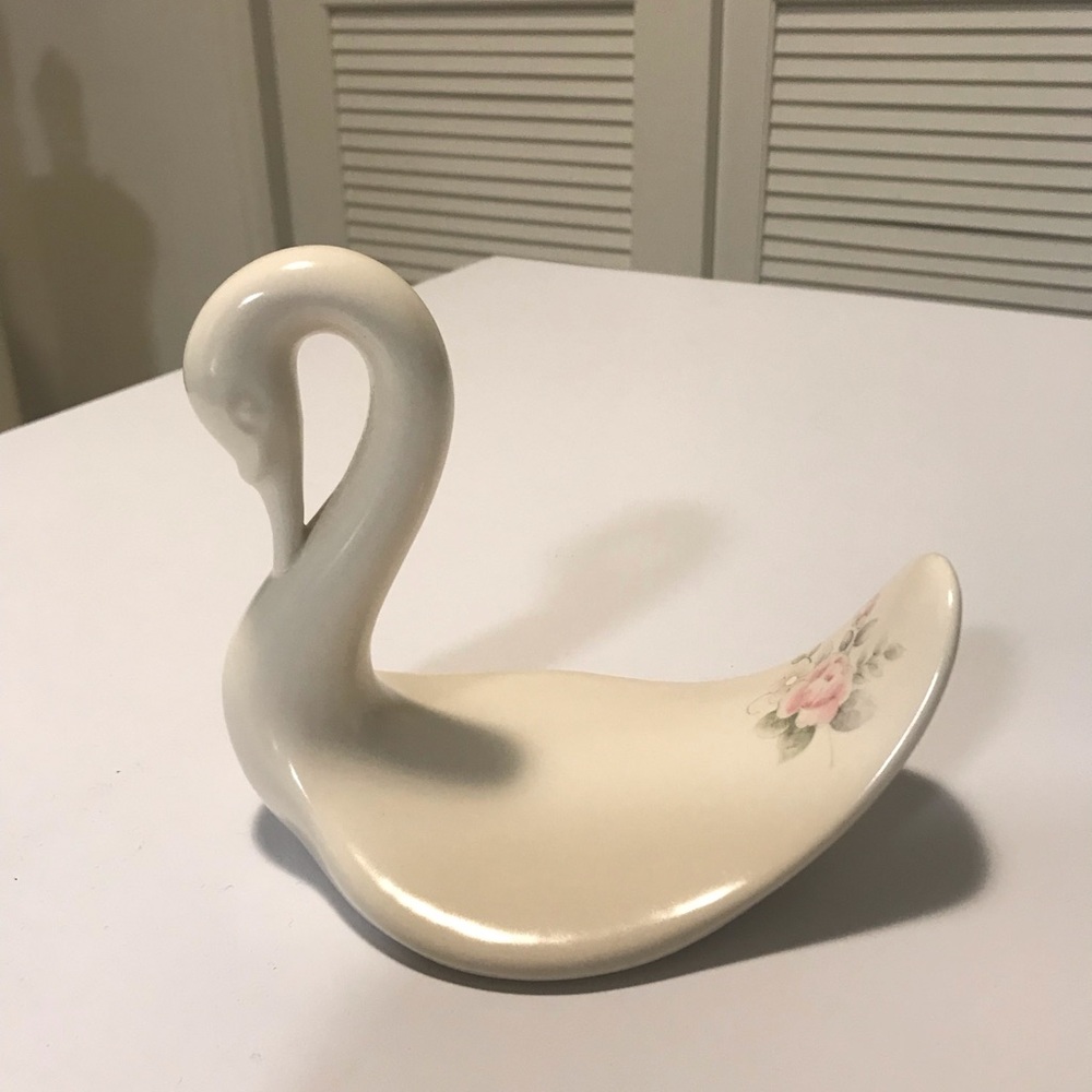 Preowned Pfaltzgraff tea rose swan towel holder. - Picture 3 of 5